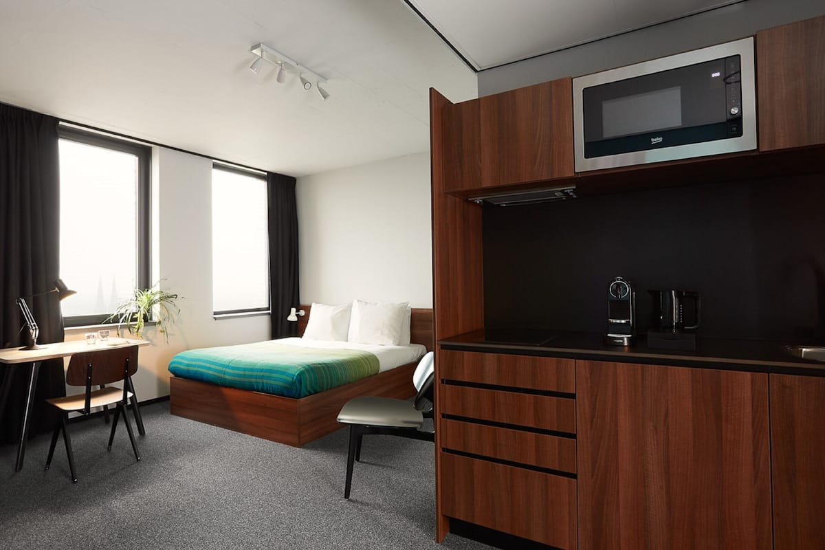 Deluxe Studio | Private kitchenette