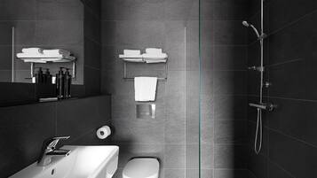 Gratis toiletartikelen, een haardroger, handdoeken