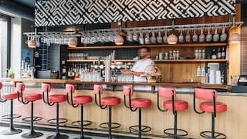 Serveert ontbijt, lunch, diner, Mediterrane gerechten