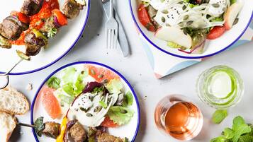 Se sirven desayunos, almuerzos y cenas; cocina mediterránea