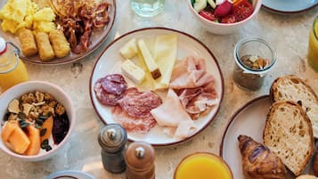 A breakfast spread with various foods and drinks.