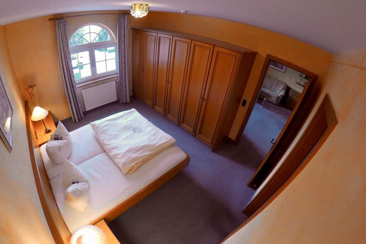Down duvets, in-room safe, desk, laptop workspace