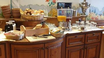 Tägliches Frühstücksbuffet (12.9 EUR pro Person)