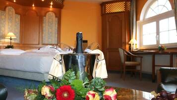 Daunenbettdecken, Zimmersafe, individuell dekoriert