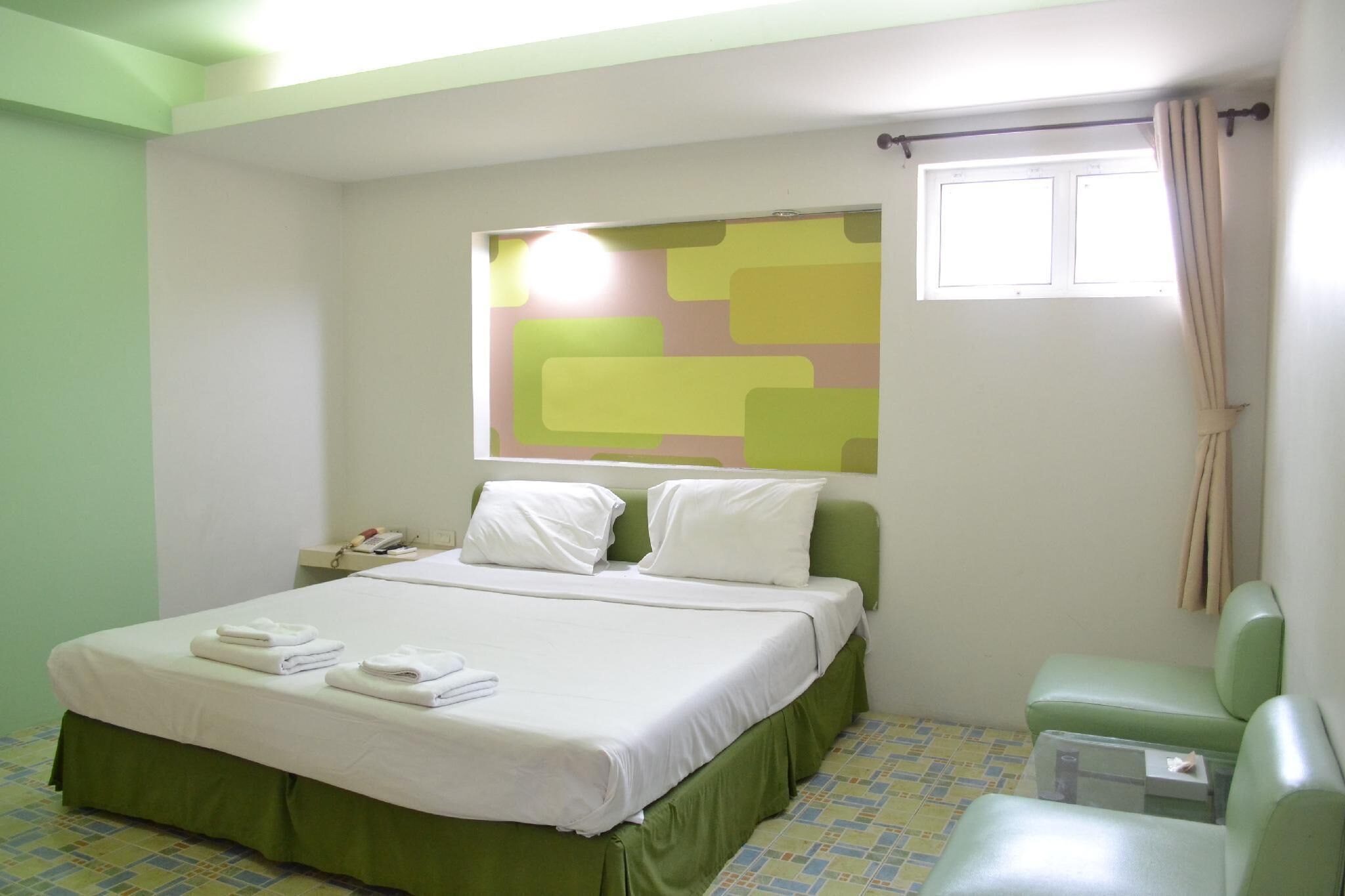 Basic Townhome | Minibar, free WiFi