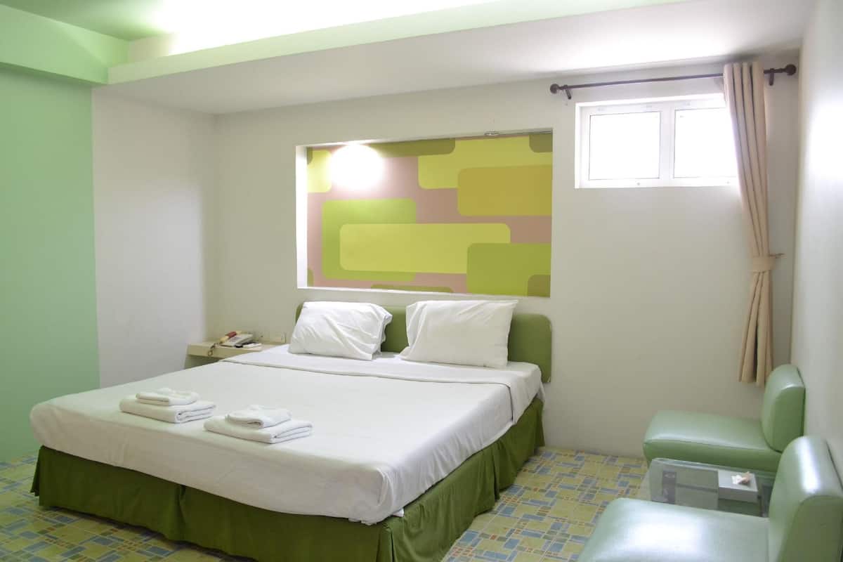 Basic Townhome | Minibar, free WiFi