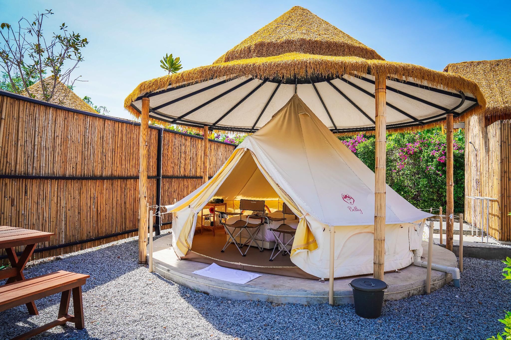 Camp with Jacuzzi | Utendørsservering | Frokost, lunsj og middag serveres