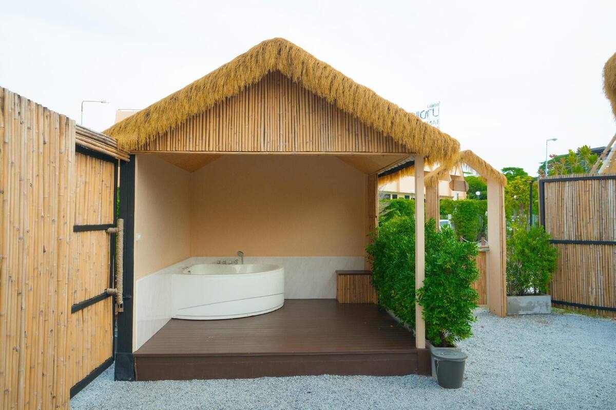 Lều phong cách cổ điển, quang cảnh bãi biển | Bồn tắm spa ngoài trời