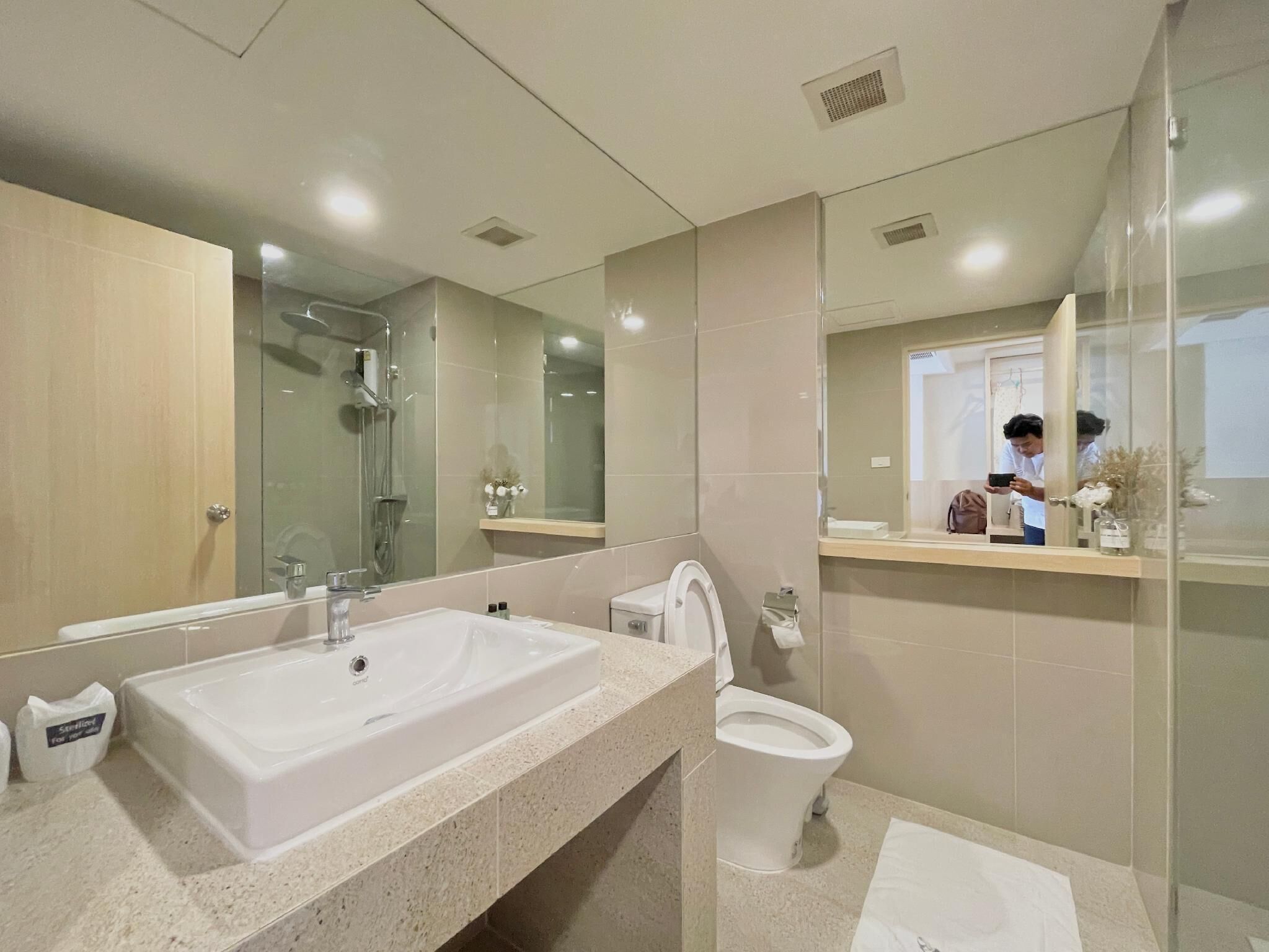 Deluxe Seaview | Baño | Regadera, secadora de cabello, toallas, jabón 