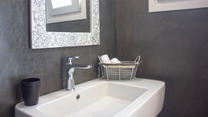 Suite (Mykonian Mini) | Baño | Regadera, amenidades de baño gratuitas, secadora de cabello, toallas