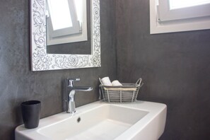 Suite (Mykonian Mini) | Badezimmer | Dusche, kostenlose Toilettenartikel, Haartrockner, Handtücher