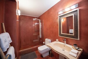 Grande Suite, Private Hot Tub | Salle de bain | Douche, articles de toilette gratuits, sèche-cheveux