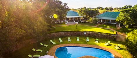 2 piscinas al aire libre, sombrillas, tumbonas