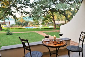 Terrace/patio - Batonka Guest Lodge (Victoria Falls)