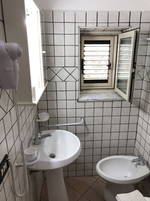 Phòng đôi Superior | Phòng tắm | Đồ dùng nhà tắm miễn phí, máy sấy tóc, chậu vệ sinh/vòi rửa