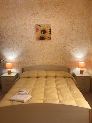 Quarto casal superior | Cofres nos quartos, individualmente mobiliados, escrivaninha