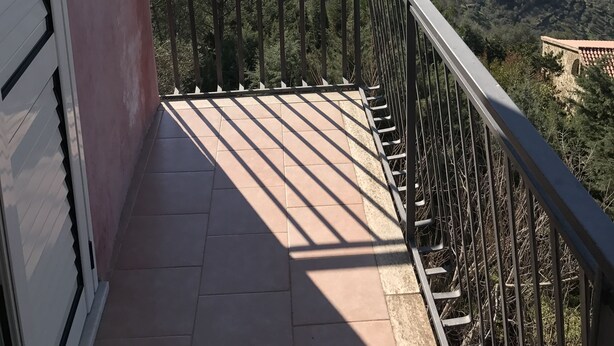 A balcony with a view of a coastal landscape, including hills and the sea. - Bed & Breakfast Cilento (San Mauro Cilento)