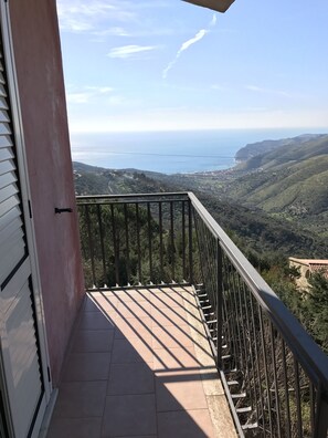 A balcony with a view of a coastal landscape, including hills and the sea. - Bed & Breakfast Cilento (San Mauro Cilento)