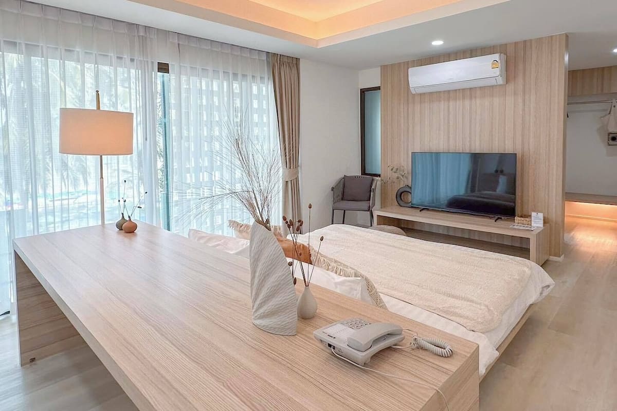 Junior Room | In-room safe, desk, iron/ironing board, free WiFi