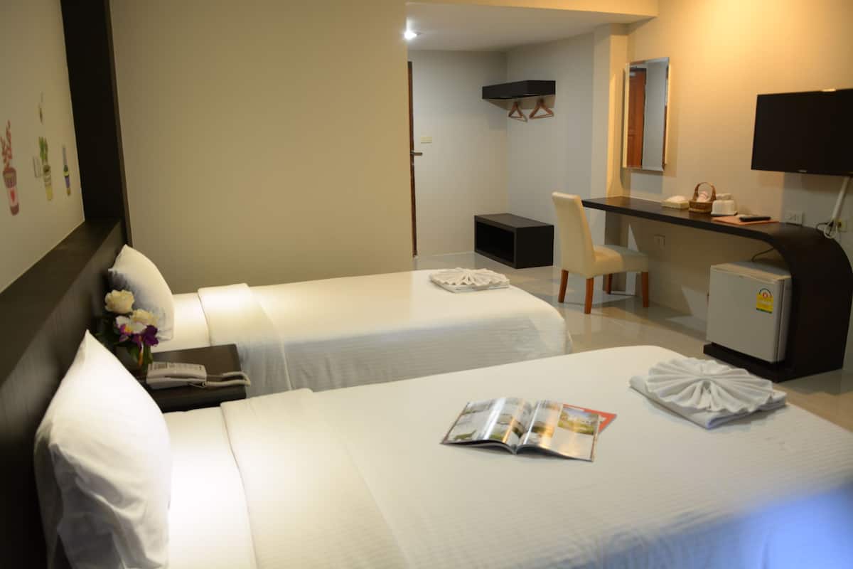 In-room safe, desk, free WiFi