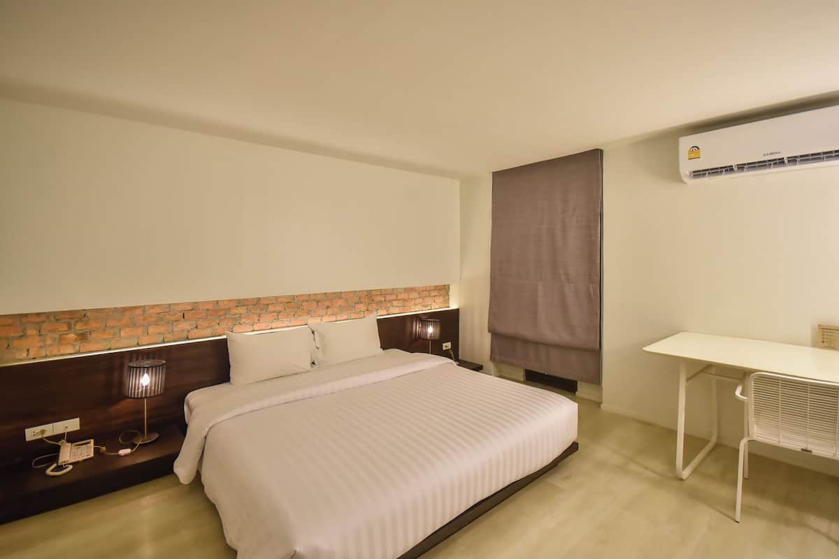 Family Studio Suite | In-room safe, desk, iron/ironing board, free WiFi