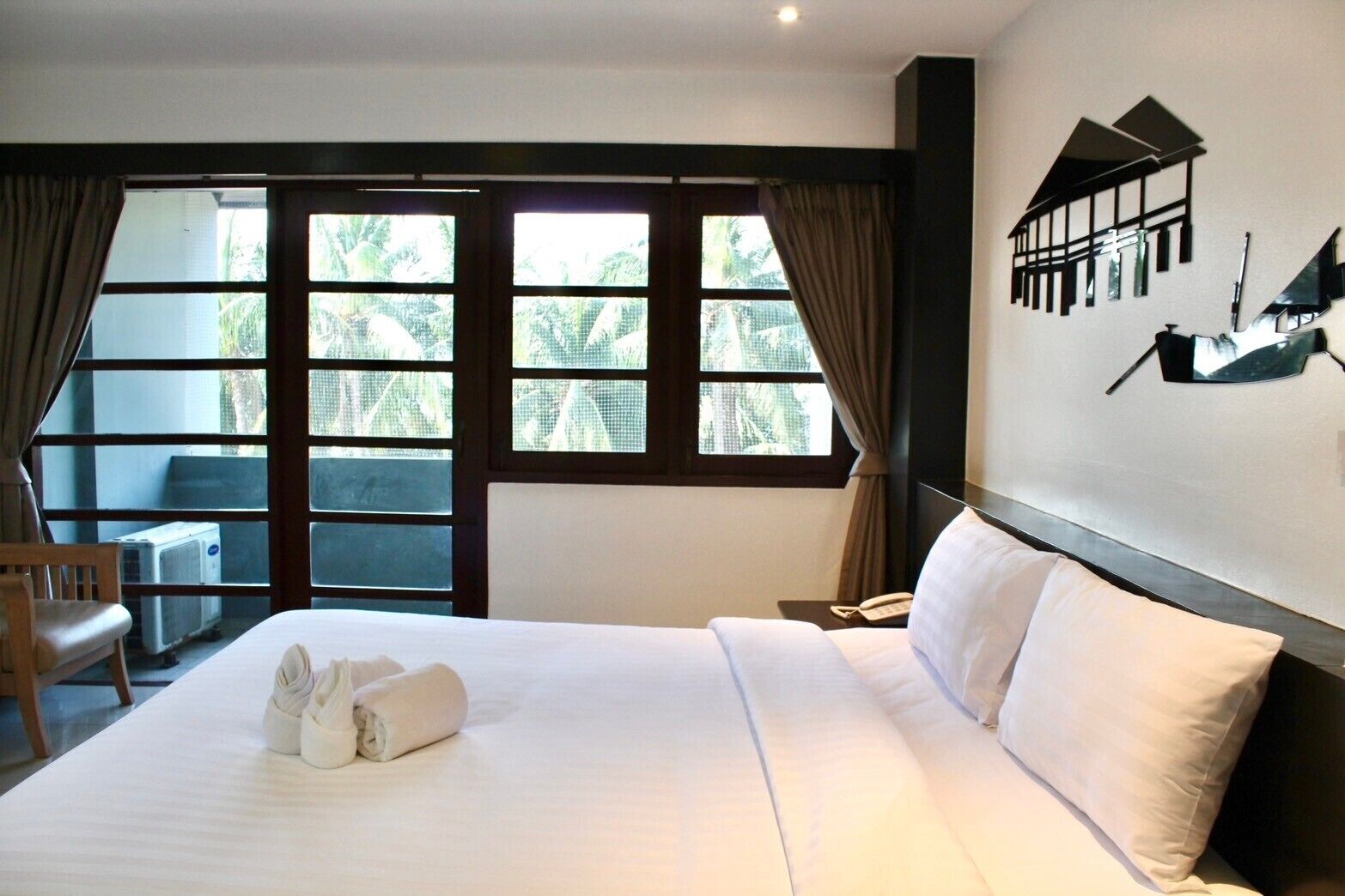 خزنة داخل الغرفة ومكتب ومكواة/لوح كي وواي فاي مجانًا