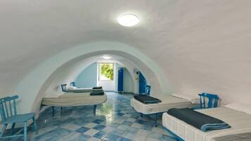 Phòng tập thể (12 beds) | Nôi/giường cho trẻ sơ sinh (phụ phí)