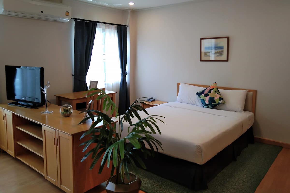 Studio | 1 bedroom, in-room safe, desk, free WiFi