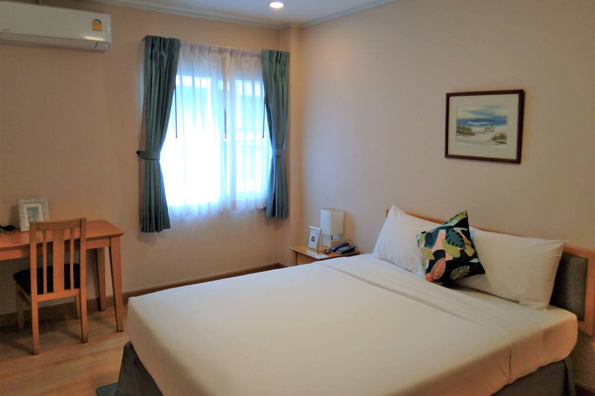 1 Bedroom | Tallelokero huoneessa, työpöytä, ilmainen Wi-Fi, vuodevaatteet