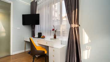 Quarto casal luxo, vista para a cidade | Frigobar, cofres nos quartos, escrivaninha, cortinas blackout