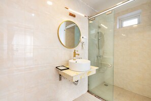 Buồng tắm vòi sen, đồ dùng nhà tắm miễn phí, máy sấy tóc 