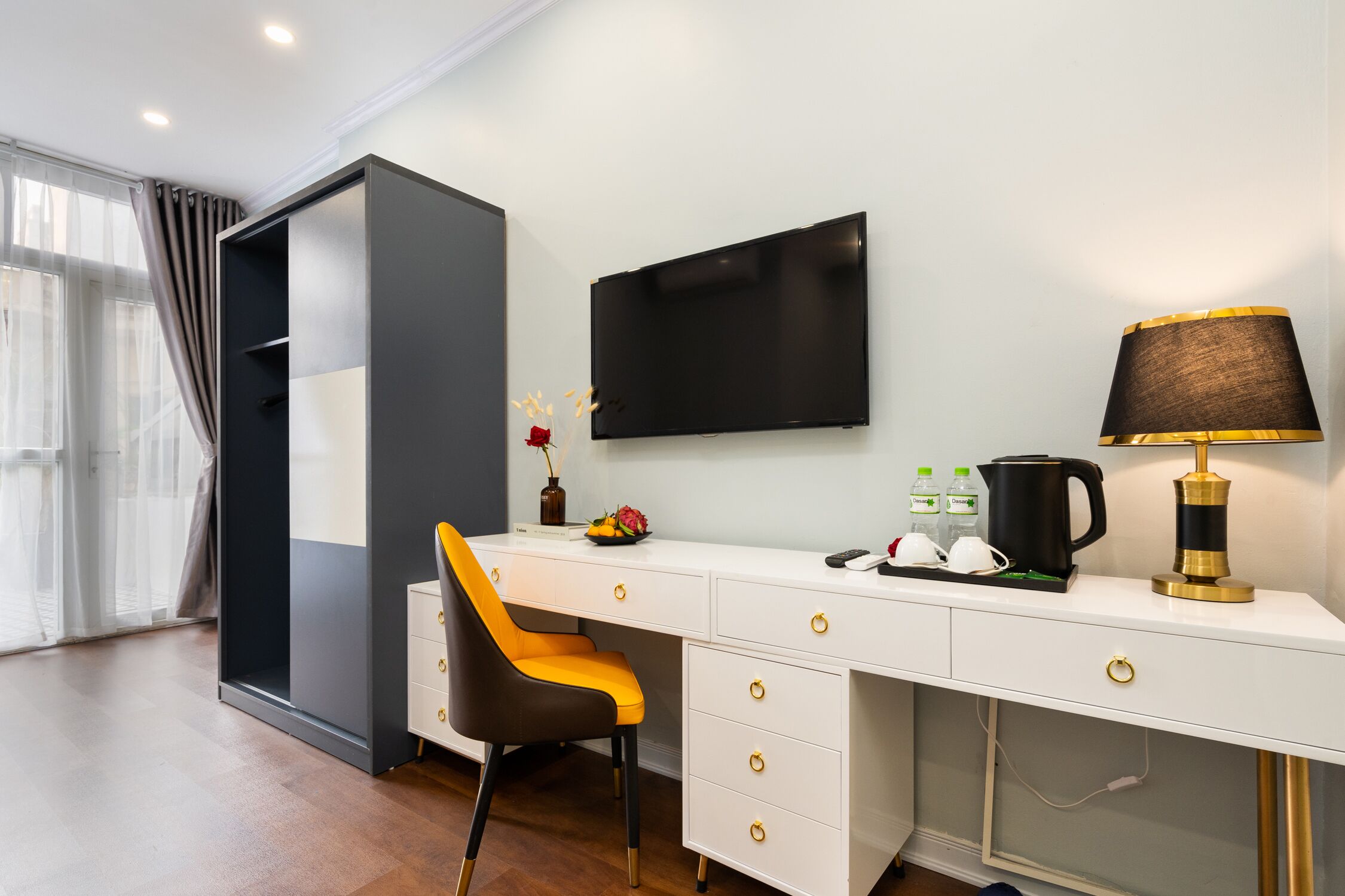 junior suite, balcony | 1 bedroom, minibar, in-room safe, desk