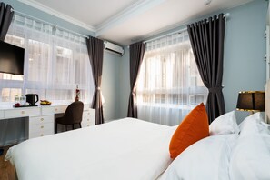 Deluxe-Doppelzimmer, Stadtblick | Minibar, Zimmersafe, Schreibtisch, Verdunkelungsvorhänge