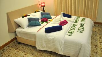 Chambre Triple Deluxe | Minibar, coffres-forts dans les chambres, bureau, chambres insonorisées