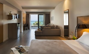 Studiosviitti | Tallelokero huoneessa, työpöytä, äänieristys, silitysrauta/-lauta