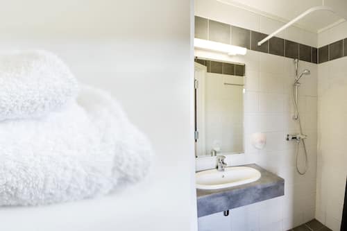 Basic Single Room, 1 Bedroom | Bathroom | Shower, towels