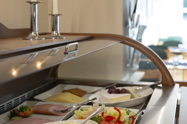 Free buffet breakfast on weekends