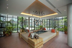 Coin salon dans le hall