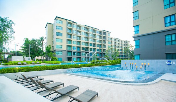 2 piscines extérieures