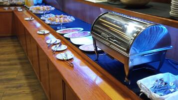 Desayuno buffet diario (EUR 10 por persona)