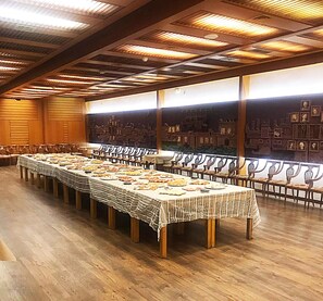 供应��早餐、午餐和晚餐，地方菜