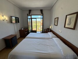 Habitación doble superior, 1 cama doble o 2 individuales | Escritorio, cortinas opacas, tabla de planchar con plancha y wifi gratis