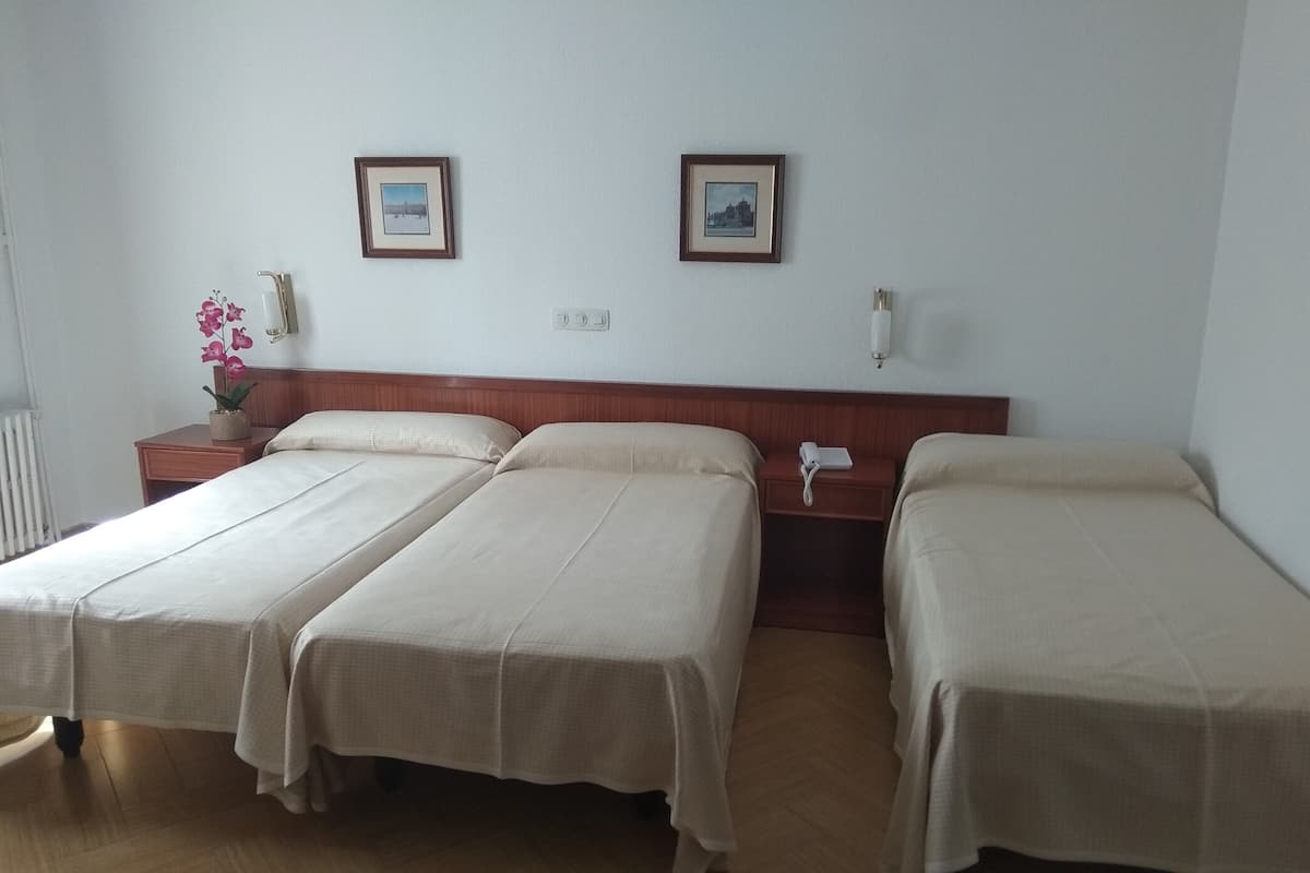 Habitación triple estándar, 3 camas individuales | Escritorio, cortinas blackout y tabla de planchar con plancha