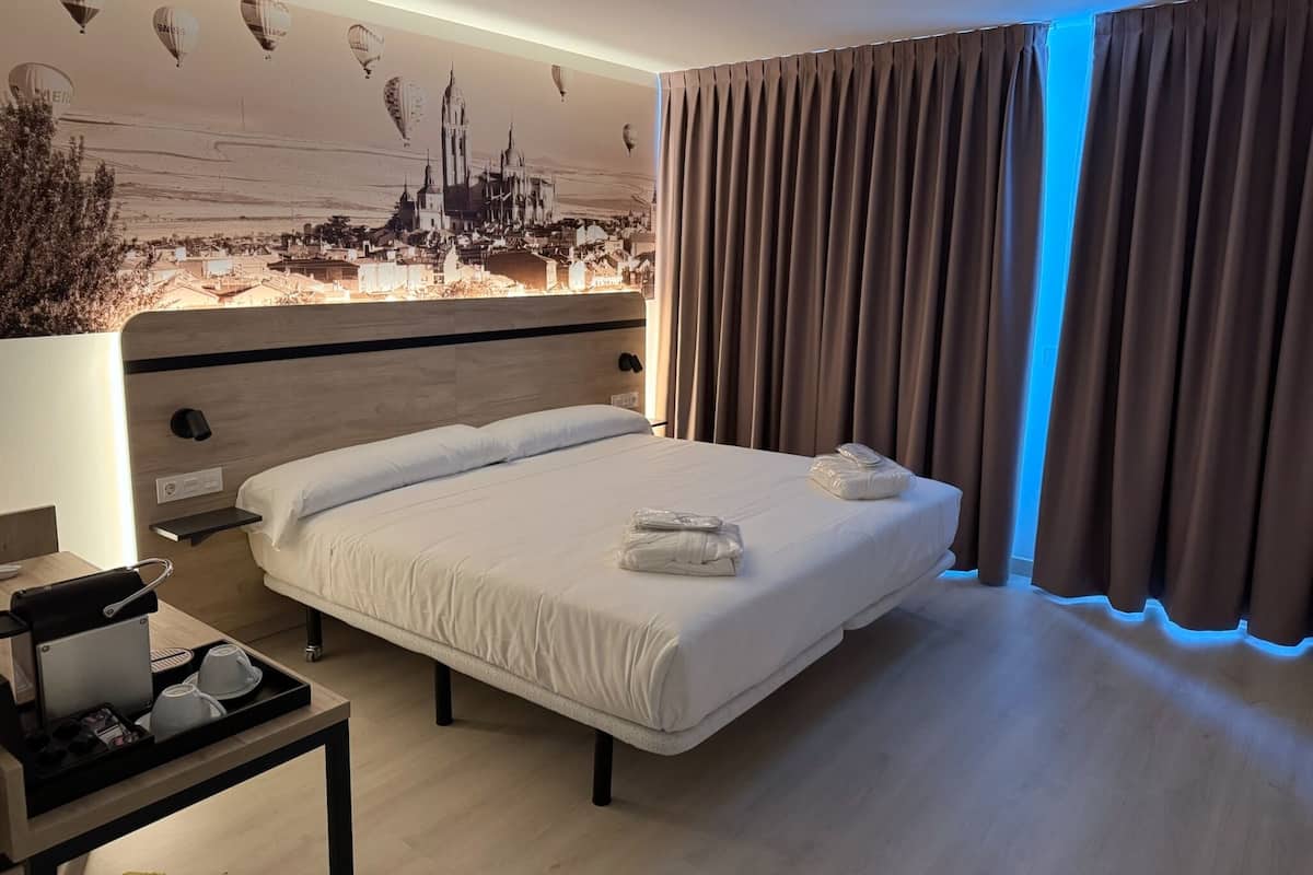 Habitación doble Premium, 1 cama Queen size | Escritorio, cortinas blackout y tabla de planchar con plancha