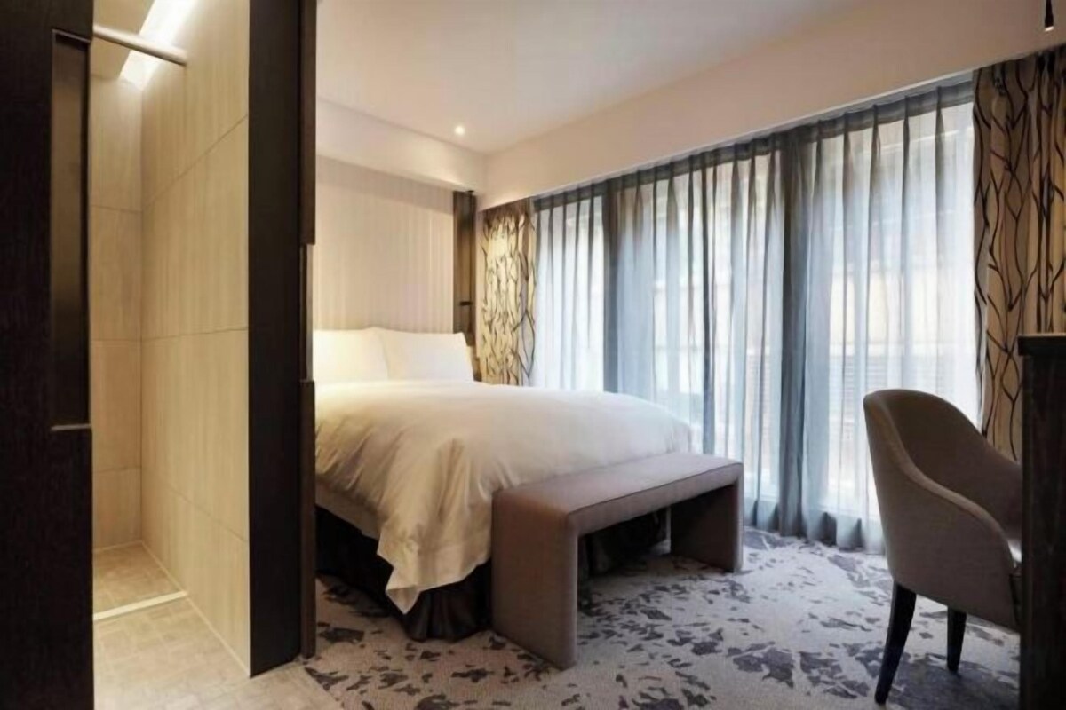 Premium bedding, down comforters, pillowtop beds, in-room safe