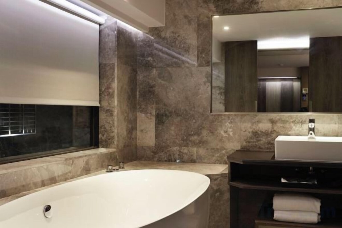 Bathroom | Shower, hydromassage showerhead, free toiletries, hair dryer