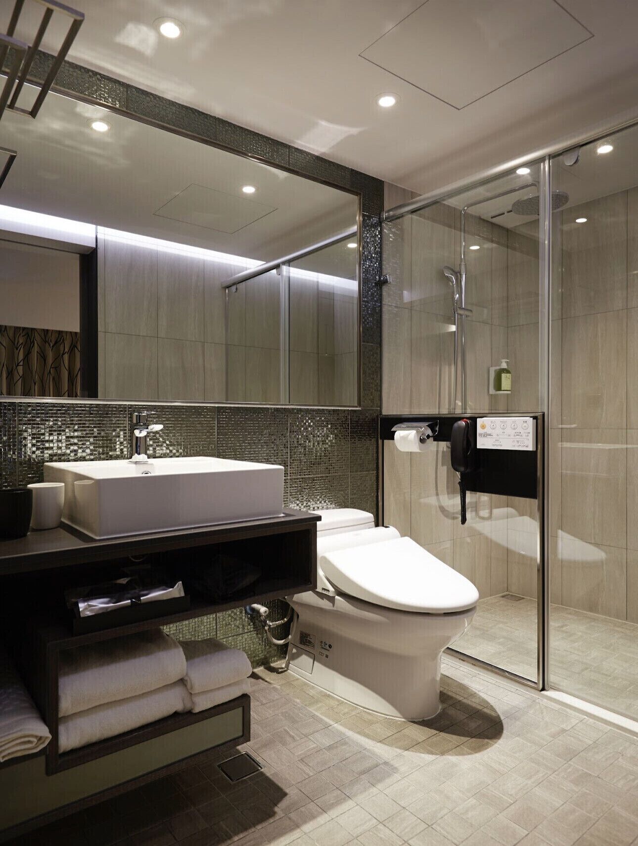 deluxe double room with balcony | bathroom | shower, hydromassage showerhead, free toiletries, hair dryer