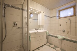 Lejlighed - terrasse | Badeværelse | Separat badekar og bruser, dybe badekar, gratis toiletartikler