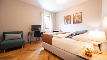 Habitación doble Confort | Escritorio, cortinas blackout y tabla de planchar con plancha