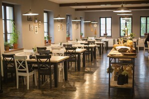 2 restaurants, international cuisine